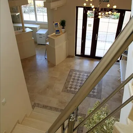 Apartment Levant & *